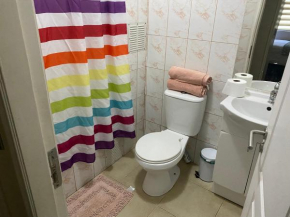 Dormitorio con baño privado en departamento